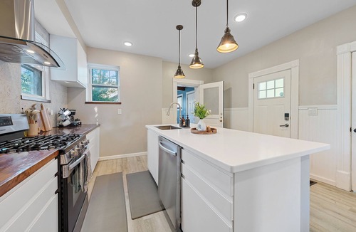 Weinland Park House | Beautiful 3BR/2.5 BTH PERFECT location in Short North/Campus w/HUGE 4 car garage