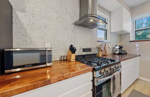 Weinland Park House | Beautiful 3BR/2.5 BTH PERFECT location in Short North/Campus w/HUGE 4 car garage