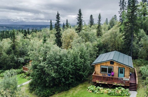 McCarthy Cabin | Beautiful Alaskan-Style Log Cabin near Wrangell St. Elias National Park and Preserve in McCarthy, Alaska