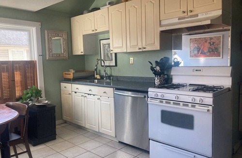 Roxbury Apartment | Beautiful, Budget-Friendly Apt. l Steps to Free Buses and Minutes to Downtown