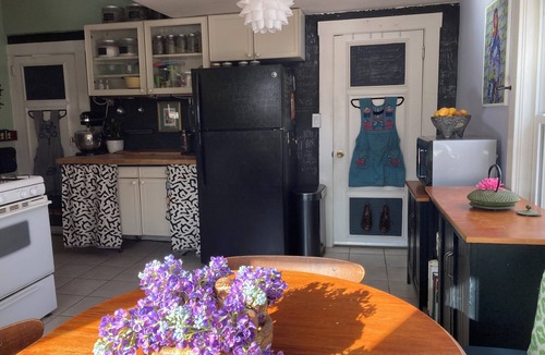 Roxbury Apartment | Beautiful, Budget-Friendly Apt. l Steps to Free Buses and Minutes to Downtown