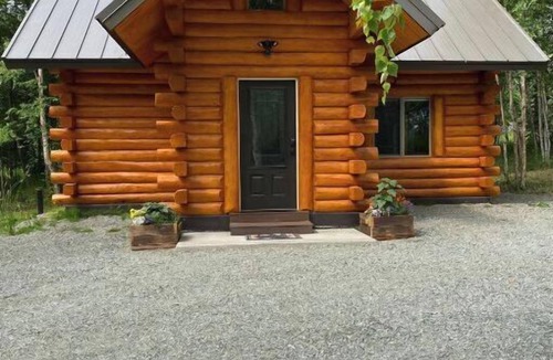 Wasilla Cabin | Beautiful Comfy Alaskan Log Home 2