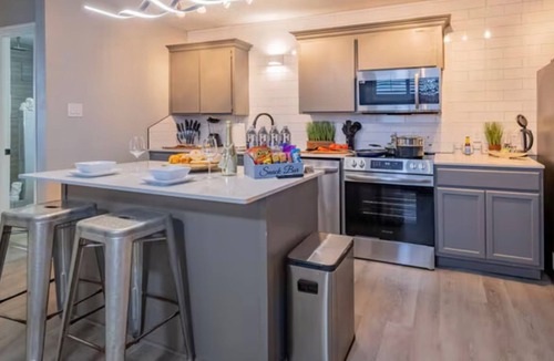 Lawton Apartment | Beautiful Contemporary Suite #07