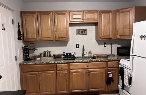 East Hartford House | Beautiful cozy2 bedrooms located in a safe community just minutes from downtown.