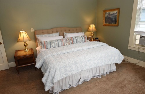 Greenfield Apartment | Beautiful impeccably clean in town executive apt. Special weekly & monthly rates