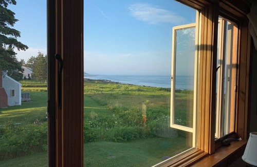 New Harbor House | Beautiful Maine coastal home w/hot tub and gourmet kitchen! Right on the water!