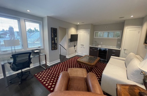 Georgetown House | Beautiful & Modern 3-Bedroom Georgetown Home, Free parking