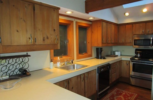 Plymouth House | Beautiful Mountain Getaway for Skiing