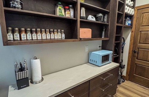 Sugarcreek Apartment | Beautiful Penthouse Apartment w/2 bedrooms near Amish Country - Oasis Manor
