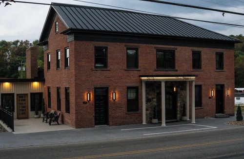 Sugarcreek Apartment | Beautiful Penthouse Apartment w/2 bedrooms near Amish Country - Oasis Manor