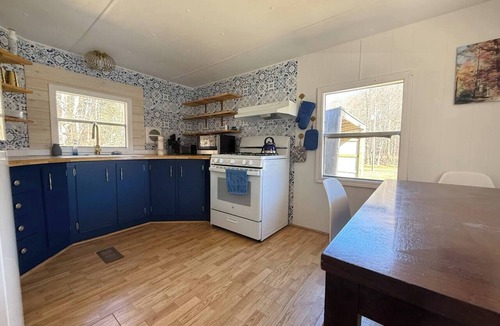 Dailey House | Beautiful Pond Retreat & Mountain Hiking!