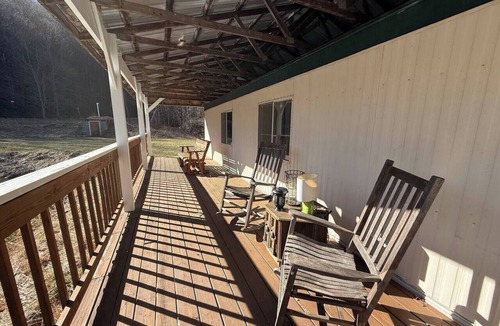 Dailey House | Beautiful Pond Retreat & Mountain Hiking!