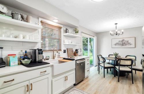 Cuyahoga Falls House | Beautiful Ranch with Outdoor Patio and Room for 6