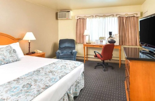 Solvang Hotel | Beautiful Spots to Visit! Continental Breakfast, Hans Christian Andersen Museum