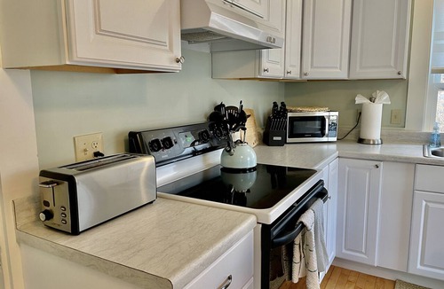 Ipswich Apartment | Beautiful Victorian with Modern Flare close to Town, Train & Beach