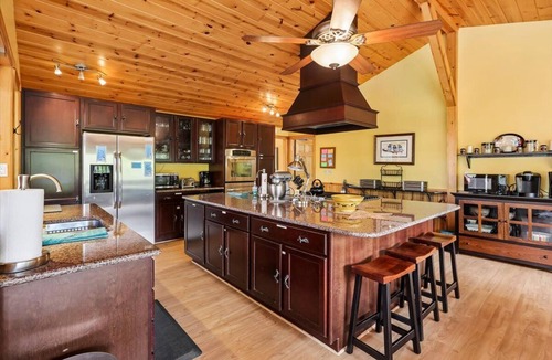 Timberline House | Beautifully renovated has everything you need to stay on the Sunnyside!