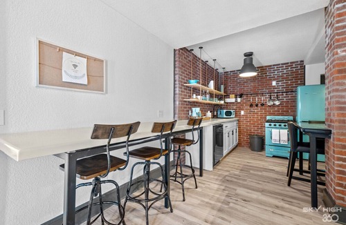 Tontitown House | Beautifully renovated 1800 SF home where modern amenities meet classic style .