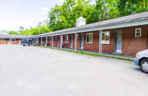 Blue Jay Apartment | Beaver WV|King Bed|Non-Smoking