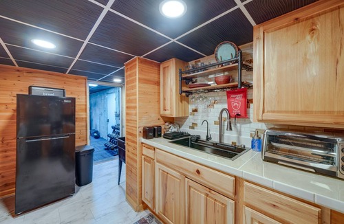 Beckley Apartment | Beckley Studio w/Private Hot Tub & Home Gym!
