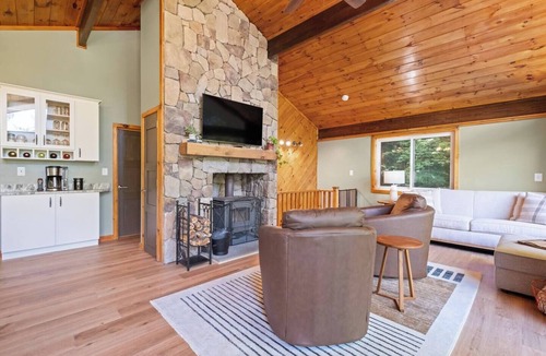 East Wakefield House | Belleau Lake Escape - Walking distance to lake