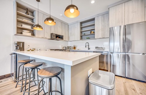 Deer Valley House | Best Location Ski Pad in Deer Valley! Right on free shuttle route! Sleeps 16!
