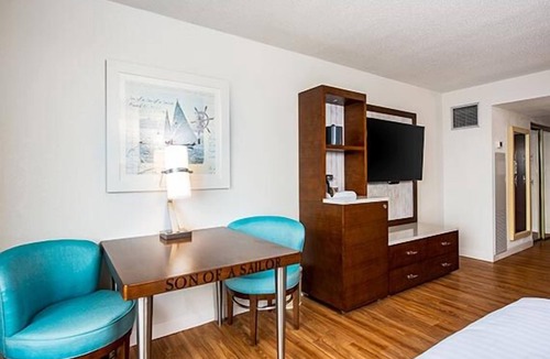 Osage Beach Hotel | Best Place to Stay in Missouri! 3 Relaxing Units, Pool, Free Parking, Lakeview