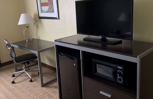 Brook Park Hotel | Best Western Airport Inn & Suites Cleveland