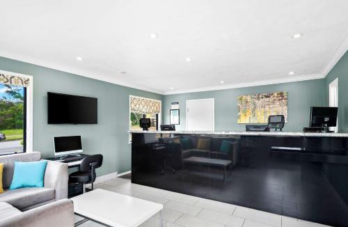 Munras Avenue Hotel | Best Western Park Crest Inn