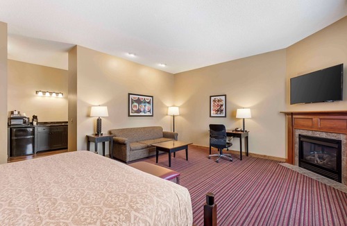 Columbiana Hotel | Best Western Plus Dutch Haus Inn and Suites
