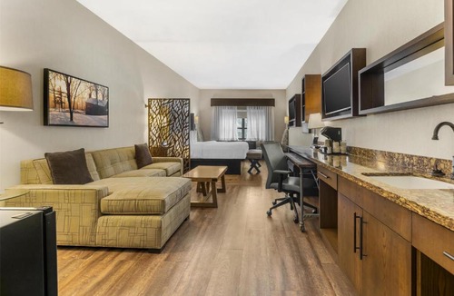 Steubenville Hotel | Best Western Plus Franciscan Square Inn & Suites Steubenville
