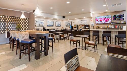Waldron Hotel | Best Western Plus Kansas City Airport - KCI East