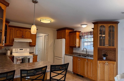 Laconia House | “Between the Bays Getaway” — Hot Tub, Firepit & Fun in Laconia!