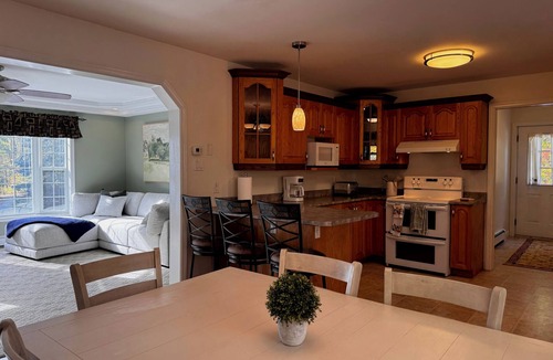 Laconia House | “Between the Bays Getaway” — Hot Tub, Firepit & Fun in Laconia!
