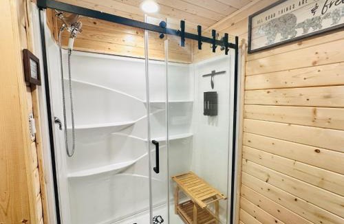 Big Lake Villa | Big Lake Cozy Cub Cabin with Dedicated Hot Tub & Sauna
