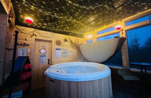 Big Lake Villa | Big Lake Cozy Cub Cabin with Dedicated Hot Tub & Sauna