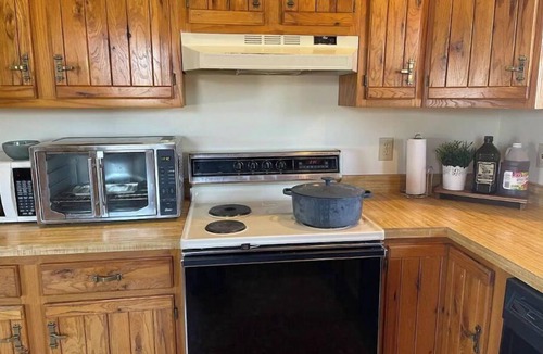 Alexandria Cabin | Big Log Cabin 3 miles Denison & Granville. Farm views.