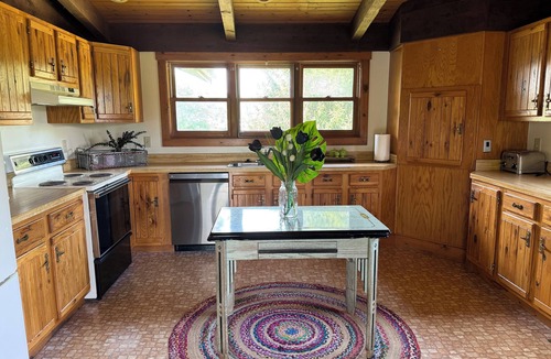 Alexandria Cabin | Big Log Cabin 3 miles Denison & Granville. Farm views.