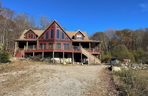 Putnam Valley Cabin | Big Log Cabin on a lake in the woods; 4 BR 4 full bathrooms in Putnam Valley