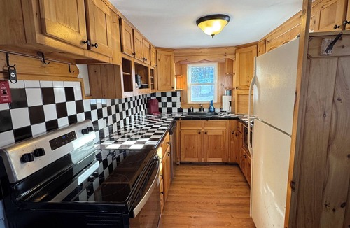 Lincoln Cottage | Big Narrows Lakeside Cottage