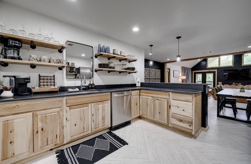 Royal House | Black Bear Lodge 🐻 5 Private Acres + Hot Tub + Fishing + Games