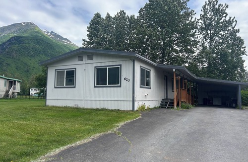 Valdez House | Black Gold Getaway .Walking distance to town