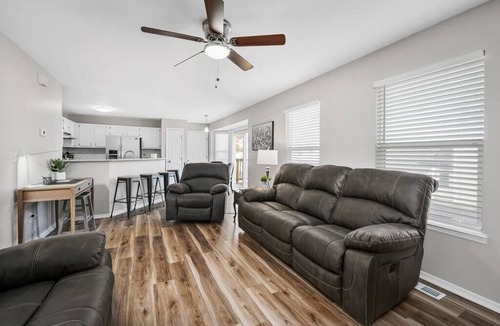 O'Fallon House | Blair's Massive House - Sleeps 12 - 4 Bed 3.5 Bath