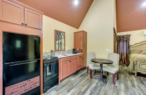 Broken Bow Apartment | Blissful Broken Bow Studio: Fire Pit & Jacuzzi Tub