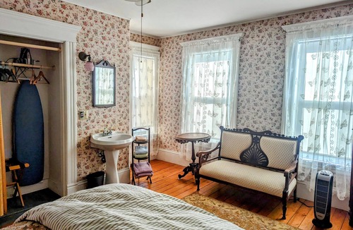 Shelburne Falls House | Blooming Inn