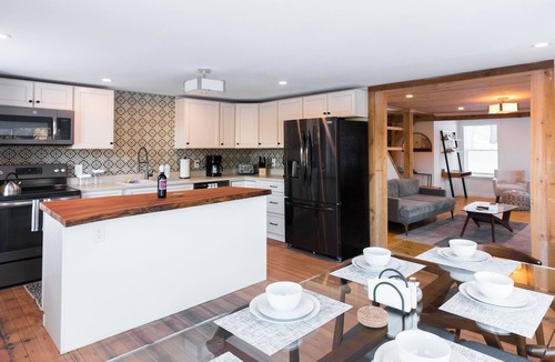 Columbiaville House | Blue Heron House - 3BR Creekside Retreat with Hot Tub, Firepit & 10min to Hudson