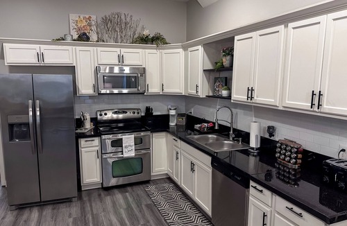 Blue Springs House | Blue House - Cozy 3 Bedroom, King Bed, Rotary Park