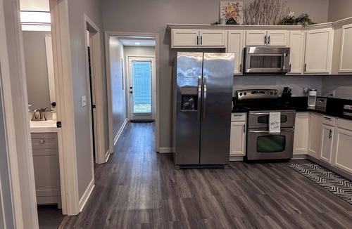 Blue Springs House | Blue House - Cozy 3 Bedroom, King Bed, Rotary Park