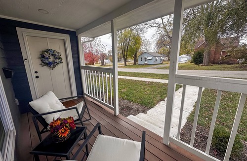 Blue Springs House | Blue House - Cozy 3 Bedroom, King Bed, Rotary Park