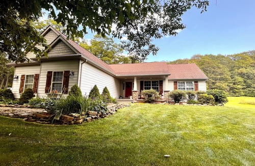 Stahlstown Cottage | Blue Jay's Nest- Private Home MINUTES to Hidden Valley and Seven Springs!