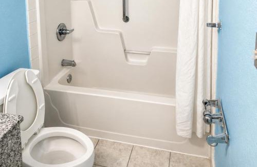 Wichita Hotel | Blue Way Inn & Suites Wichita East